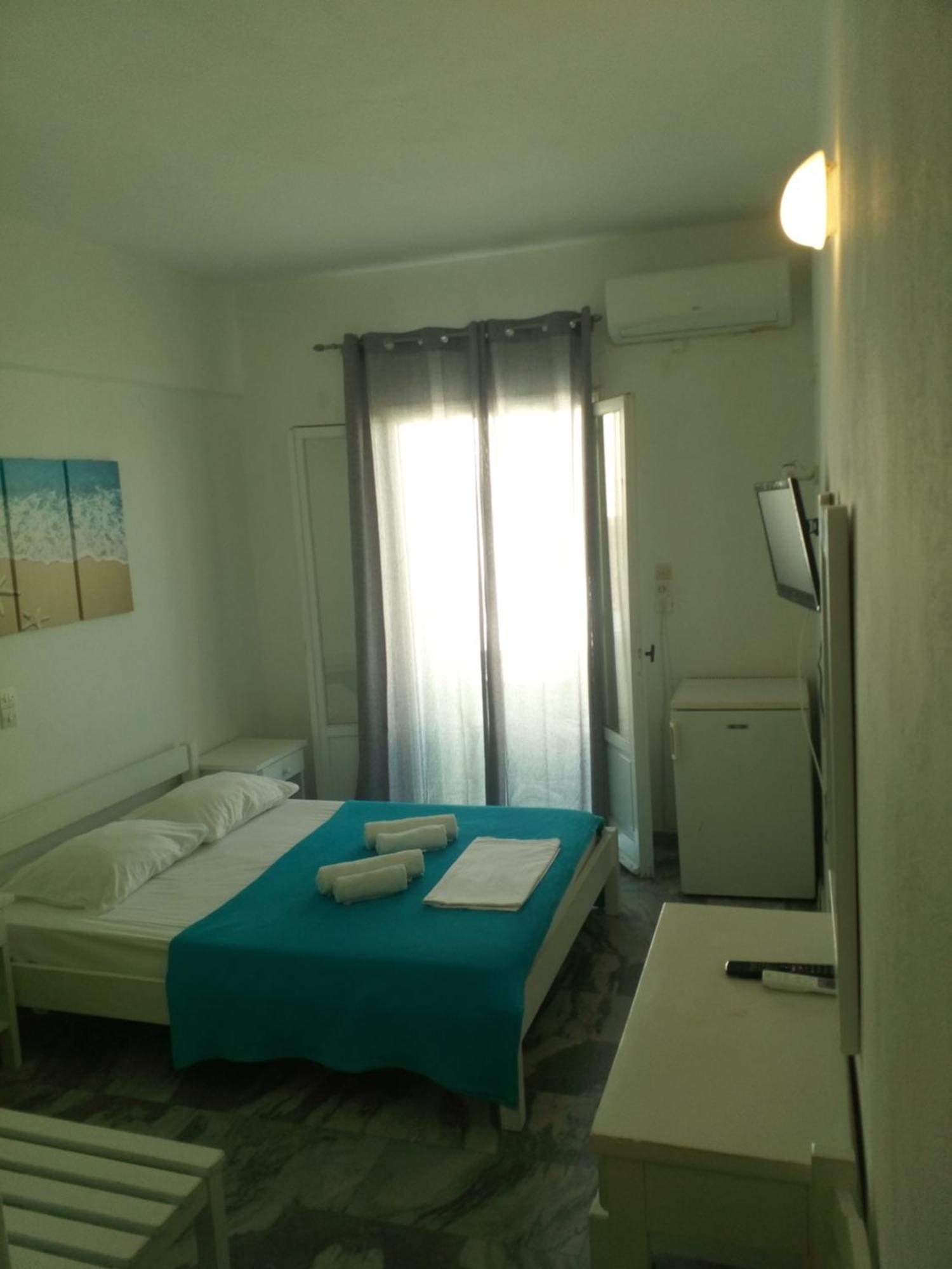Frangiscos Hostel Parikia  Bagian luar foto